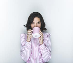 cecilia romiti beve in una tazza pantone